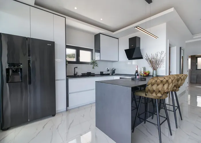 Апартаменти Lux Penthouse Panoramic View With Jacuzzi Макарська