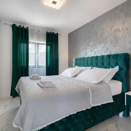 Lux Penthouse Panoramic View With Jacuzzi דירה *